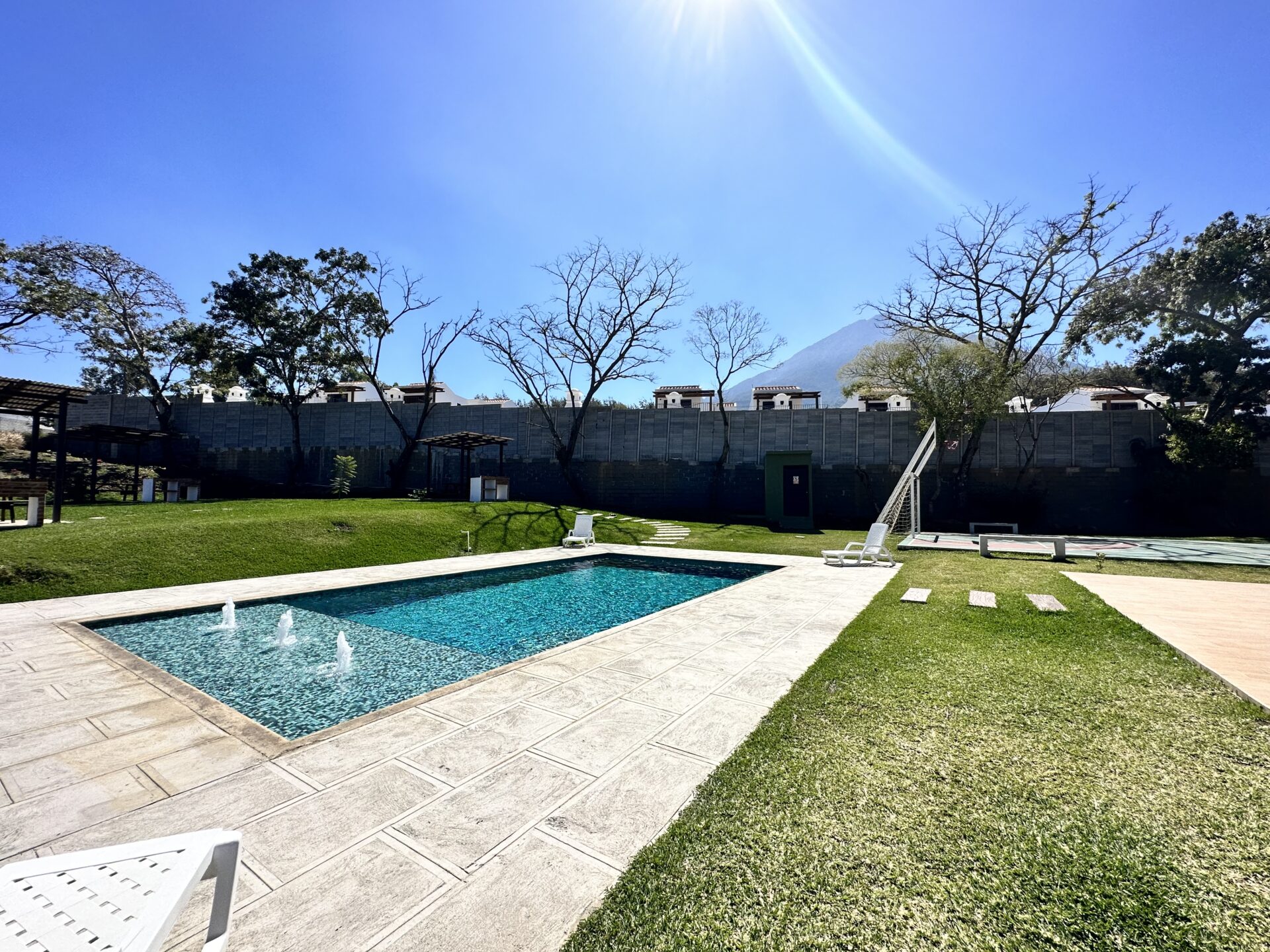 Casa en alquiler en Antigua Guatemala, en condominio con piscina
