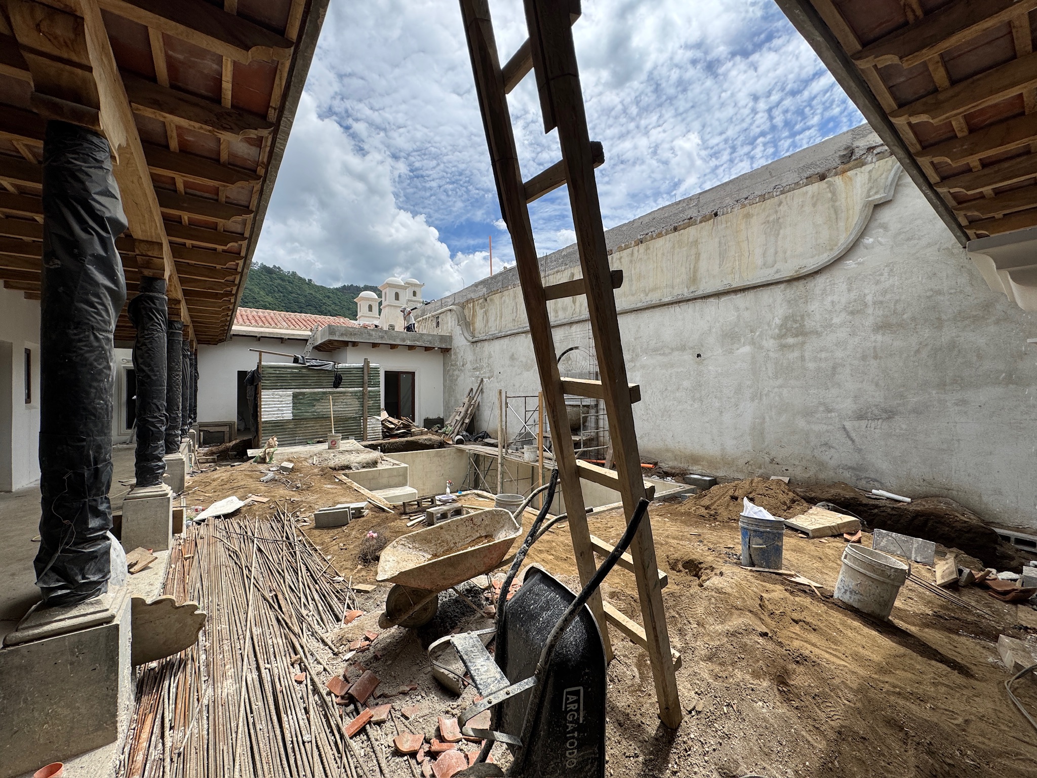 CASA EN CONSTRUCCIÓN EN VENTA EN ANTIGUA GUATEMALA