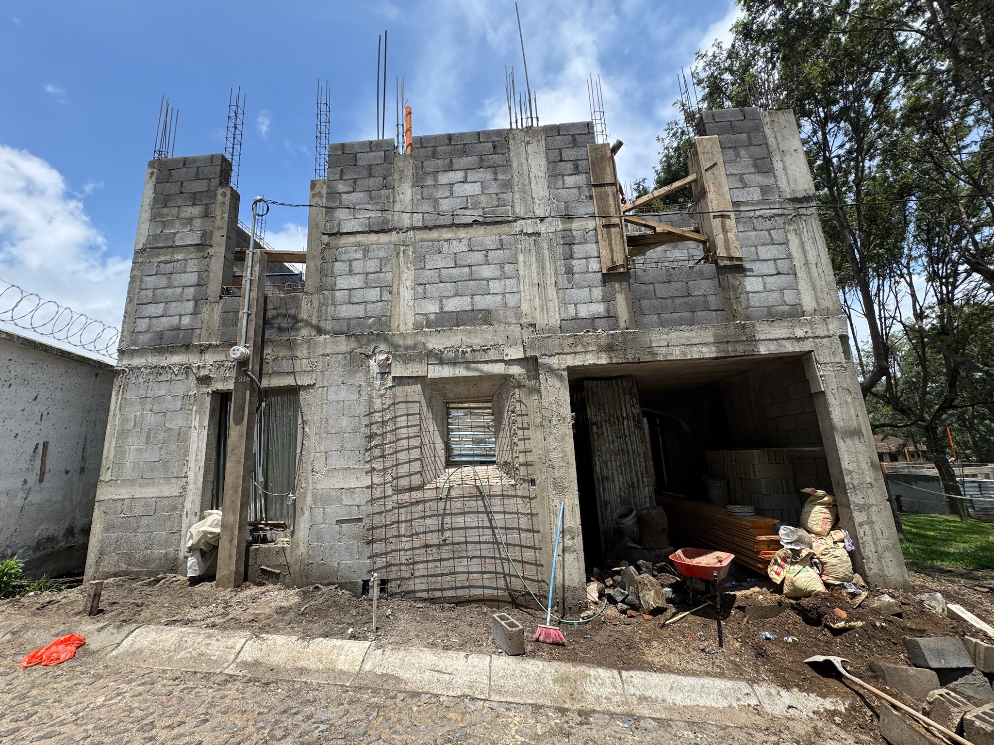 CASA EN CONSTRUCCIÓN EN VENTA EN ANTIGUA GUATEMALA