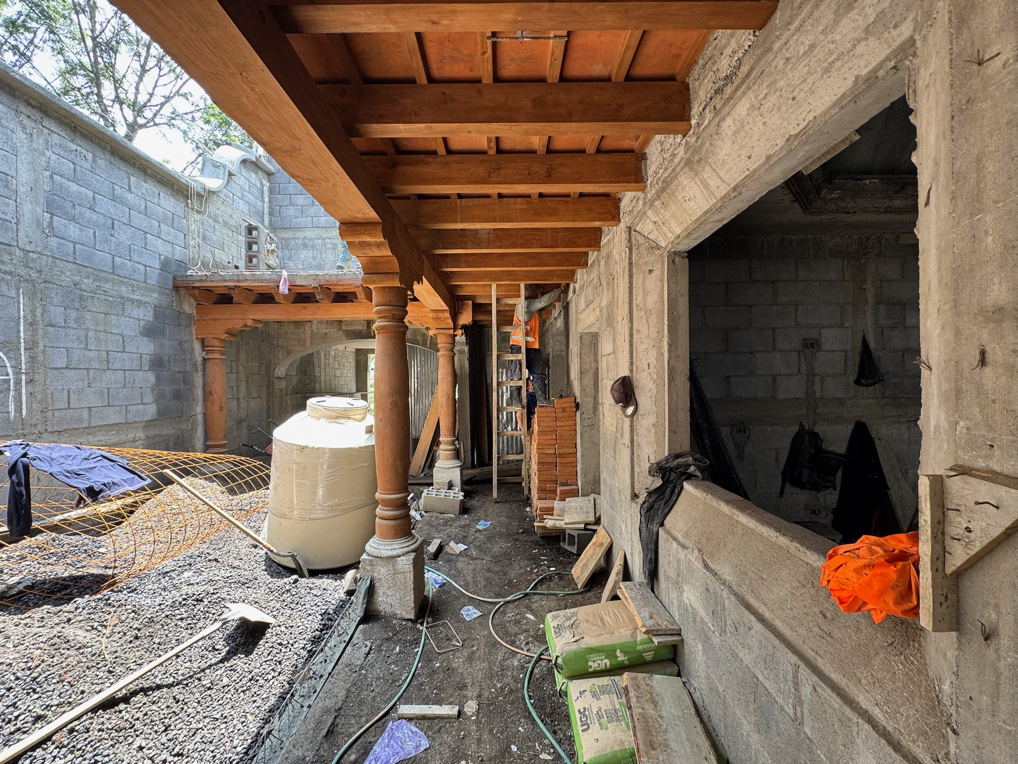 CASA EN CONSTRUCCIÓN EN VENTA EN ANTIGUA GUATEMALA