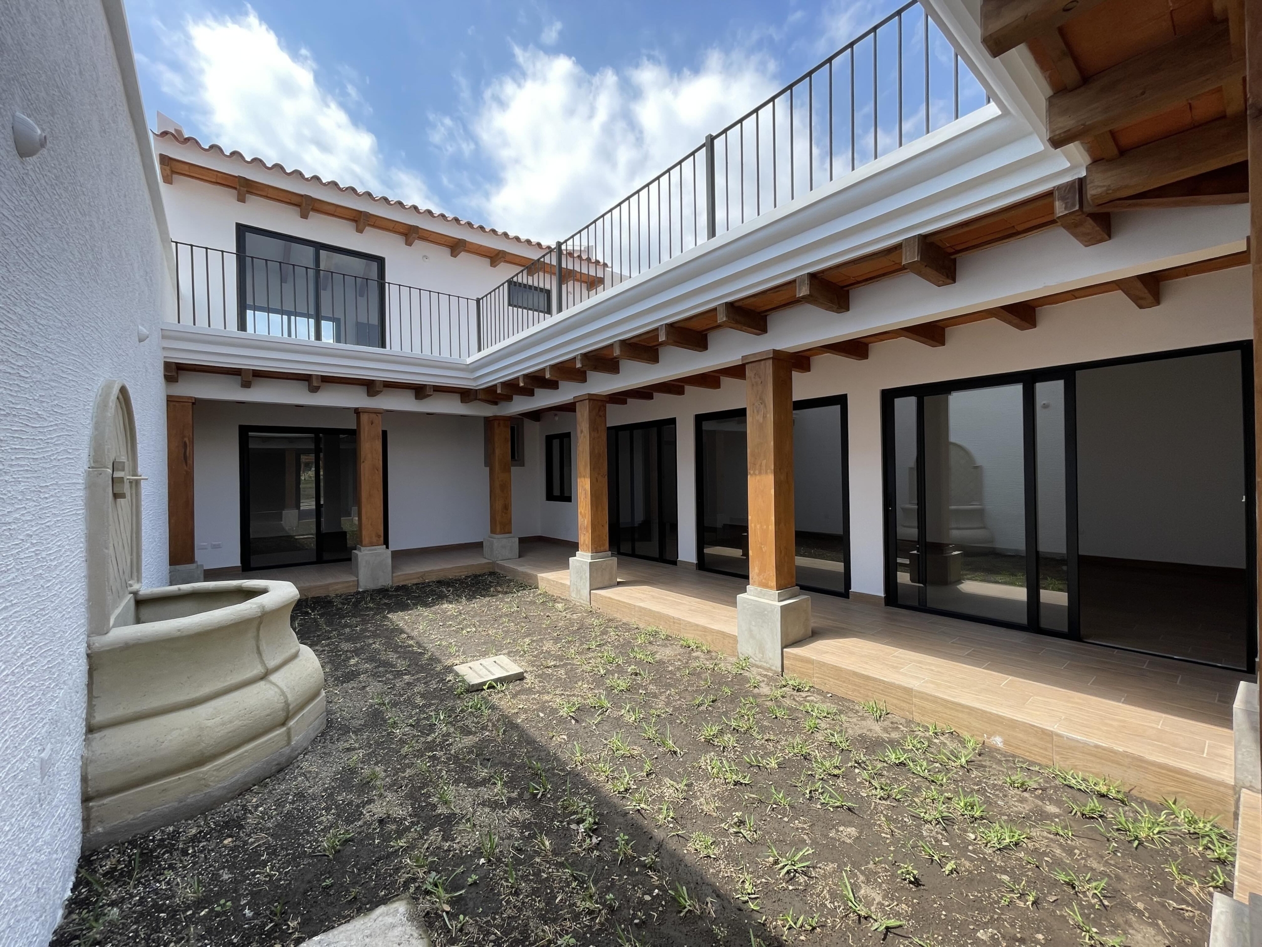 CASA BAJO PLANOS EN VENTA EN ANTIGUA GUATEMALA