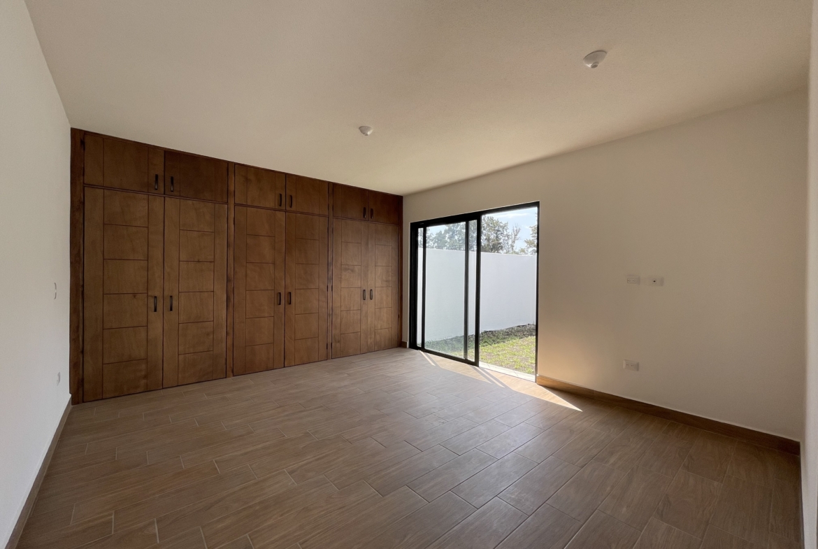 CASA BAJO PLANOS EN VENTA EN ANTIGUA GUATEMALA