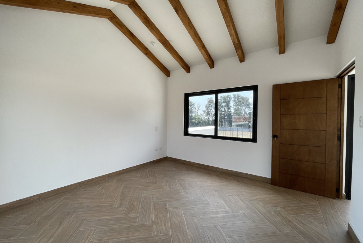 CASA BAJO PLANOS EN VENTA EN ANTIGUA GUATEMALA