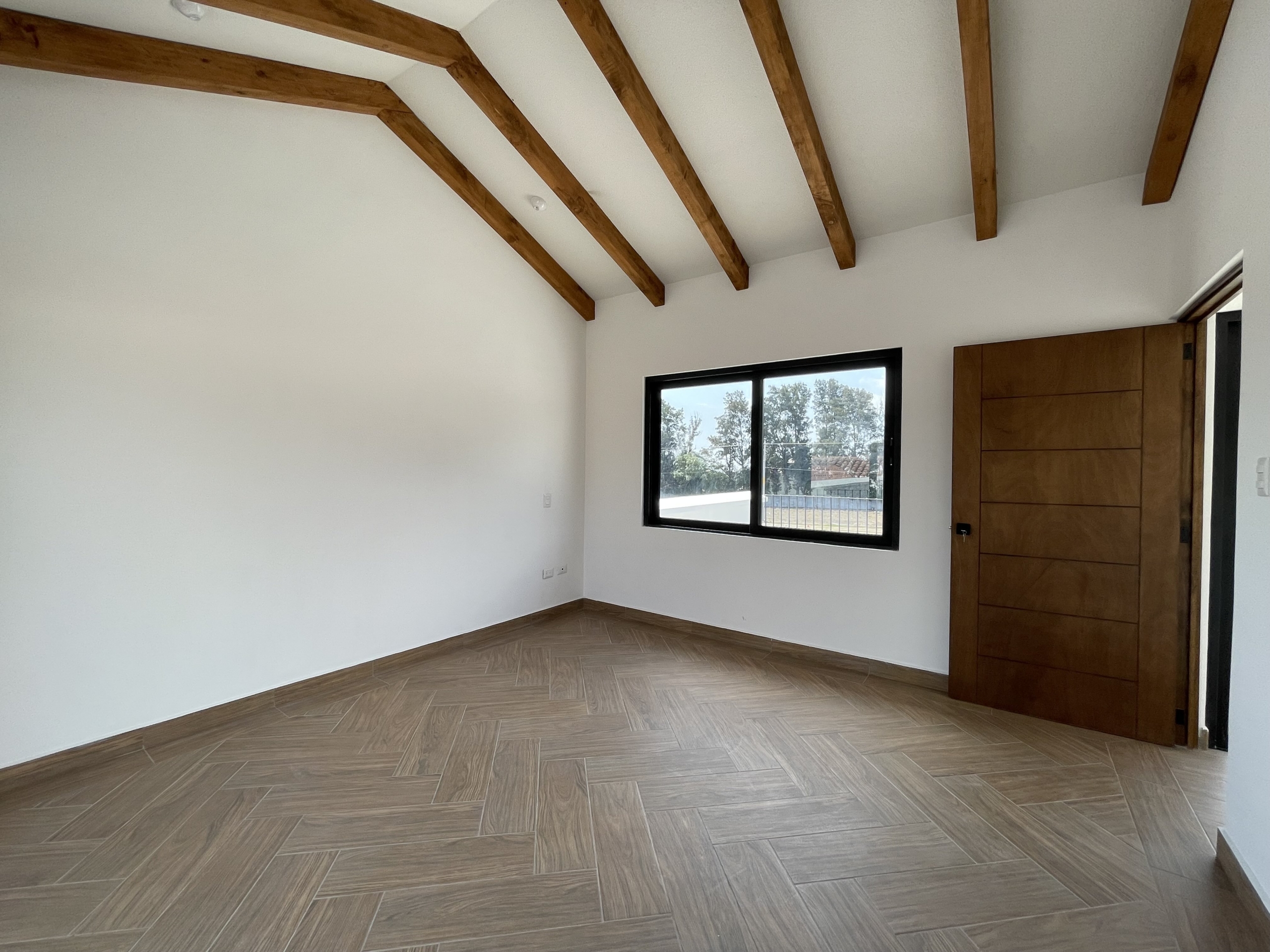 CASA BAJO PLANOS EN VENTA EN ANTIGUA GUATEMALA