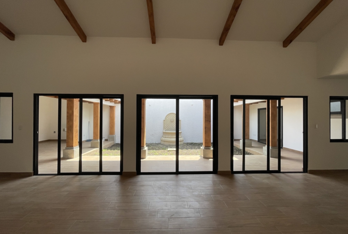 CASA BAJO PLANOS EN VENTA EN ANTIGUA GUATEMALA