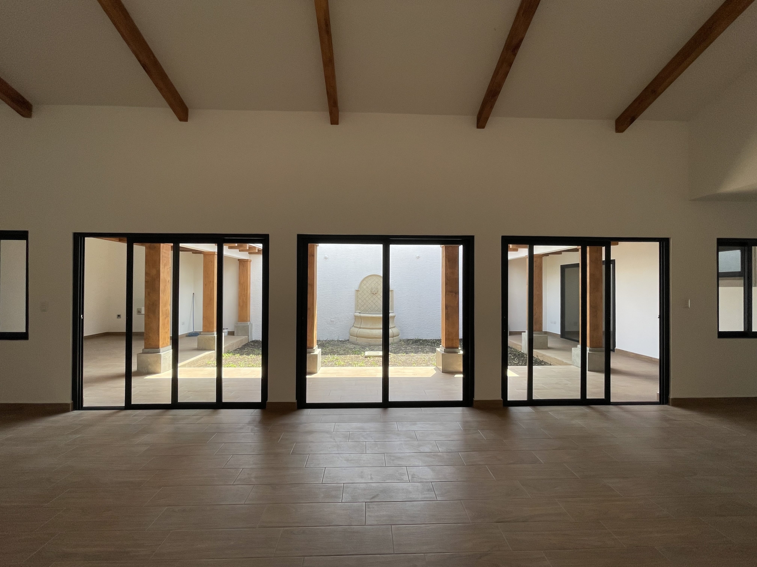 CASA BAJO PLANOS EN VENTA EN ANTIGUA GUATEMALA