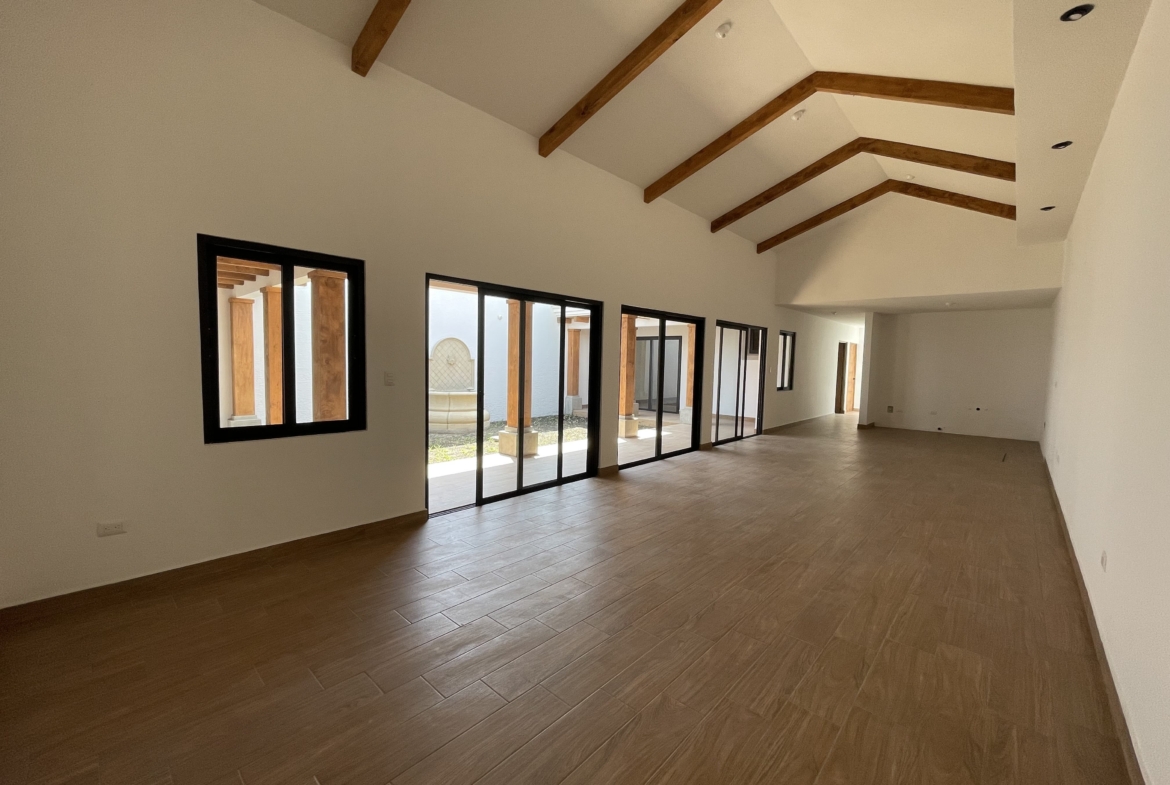 CASA BAJO PLANOS EN VENTA EN ANTIGUA GUATEMALA