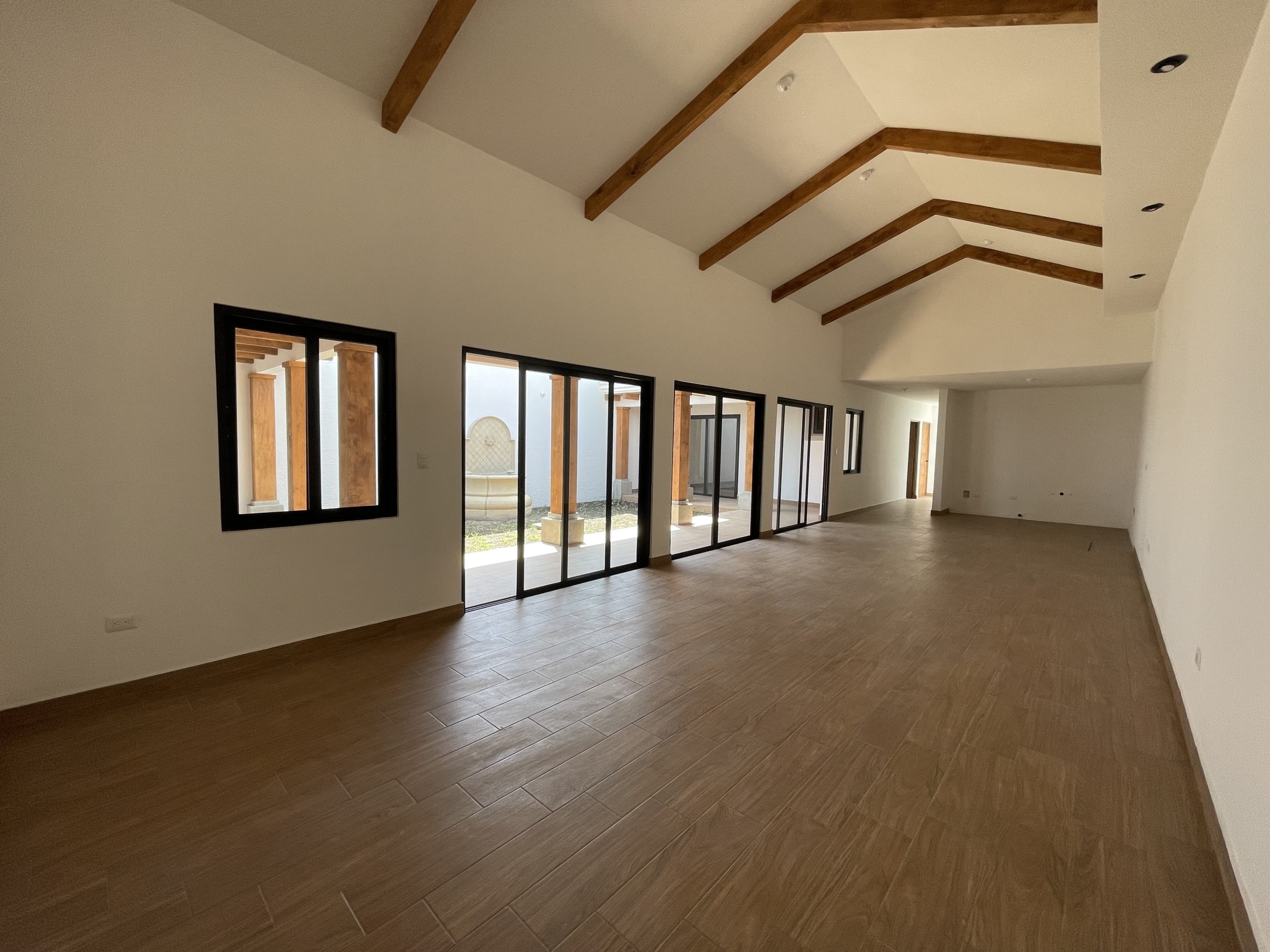 CASA BAJO PLANOS EN VENTA EN ANTIGUA GUATEMALA