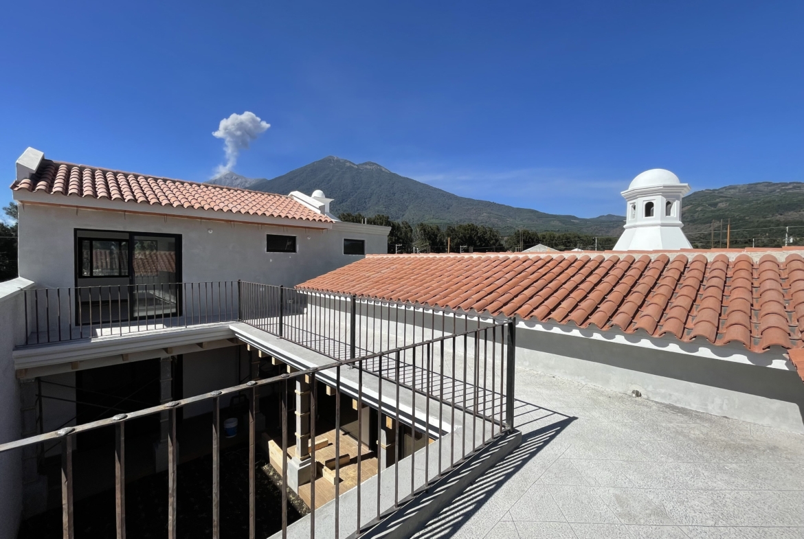 CASA BAJO PLANOS EN VENTA EN ANTIGUA GUATEMALA