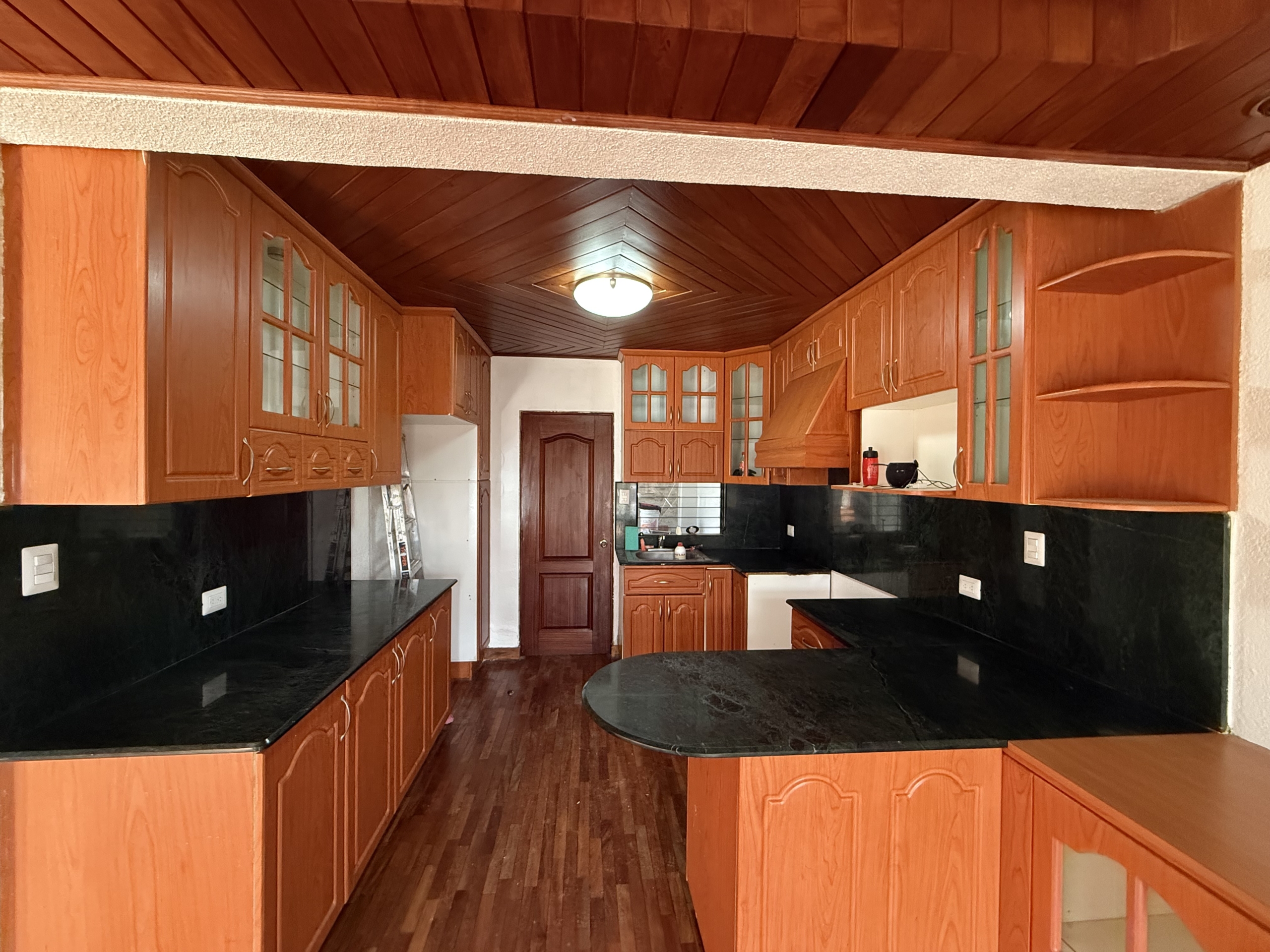 CASA EN ALQUILER EN SAN LUCAS SACATEPÉQUEZ