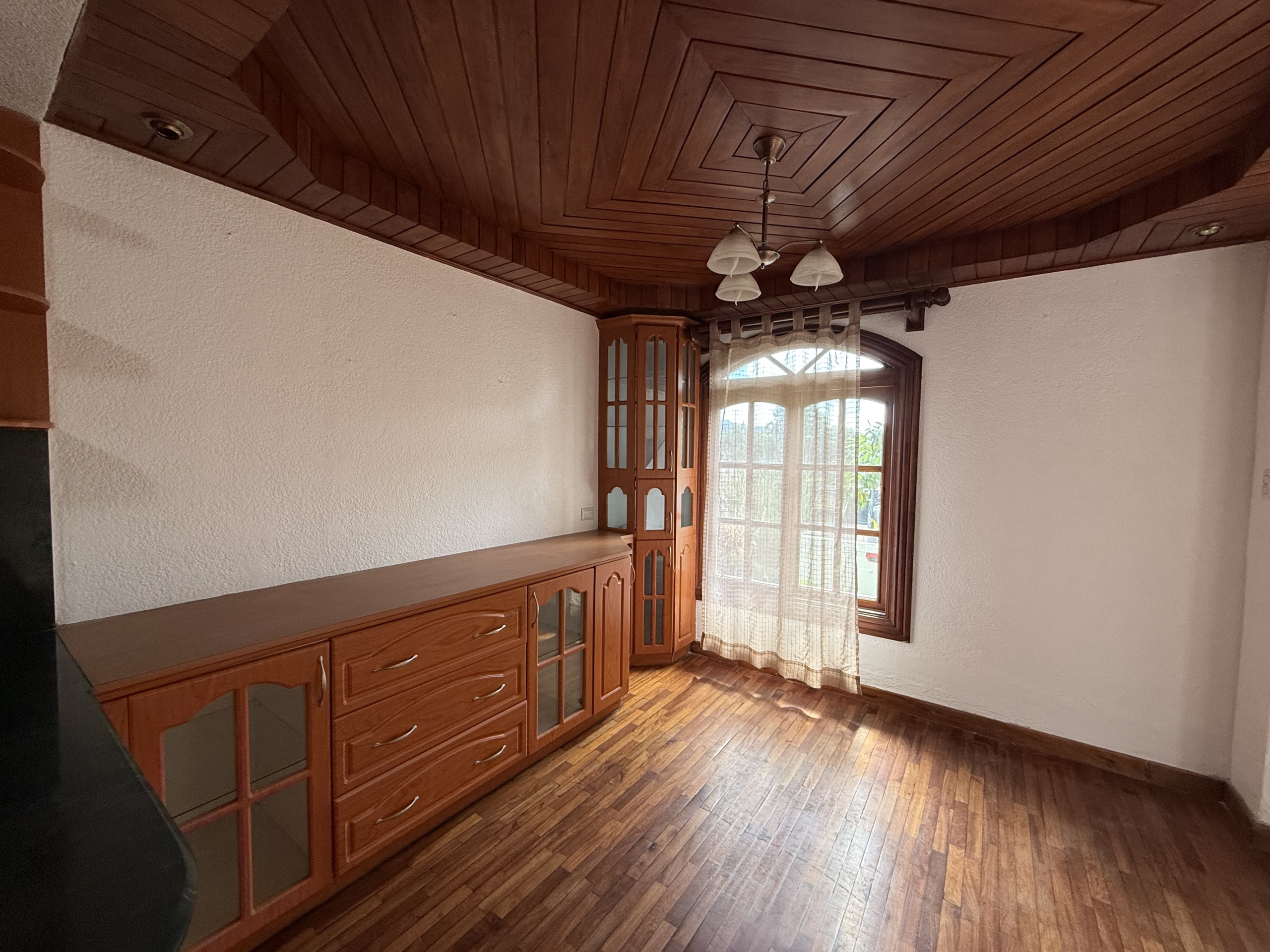 CASA EN ALQUILER EN SAN LUCAS SACATEPÉQUEZ