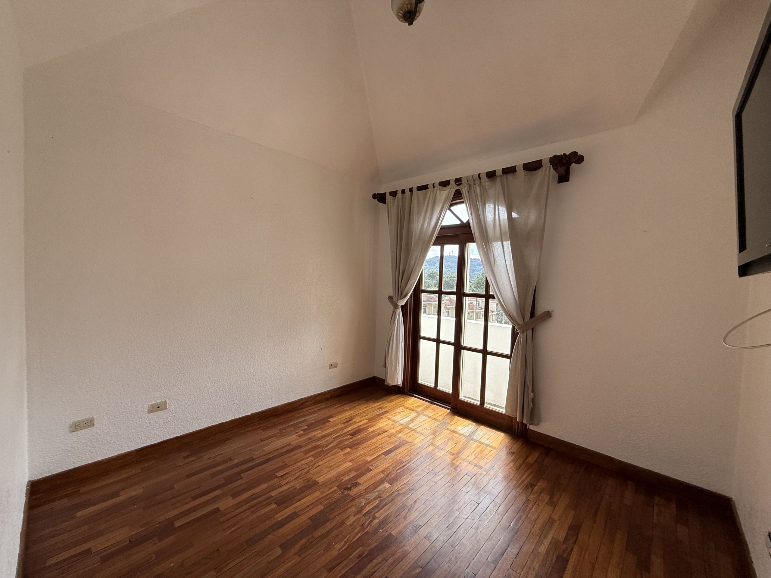 CASA EN ALQUILER EN SAN LUCAS SACATEPÉQUEZ