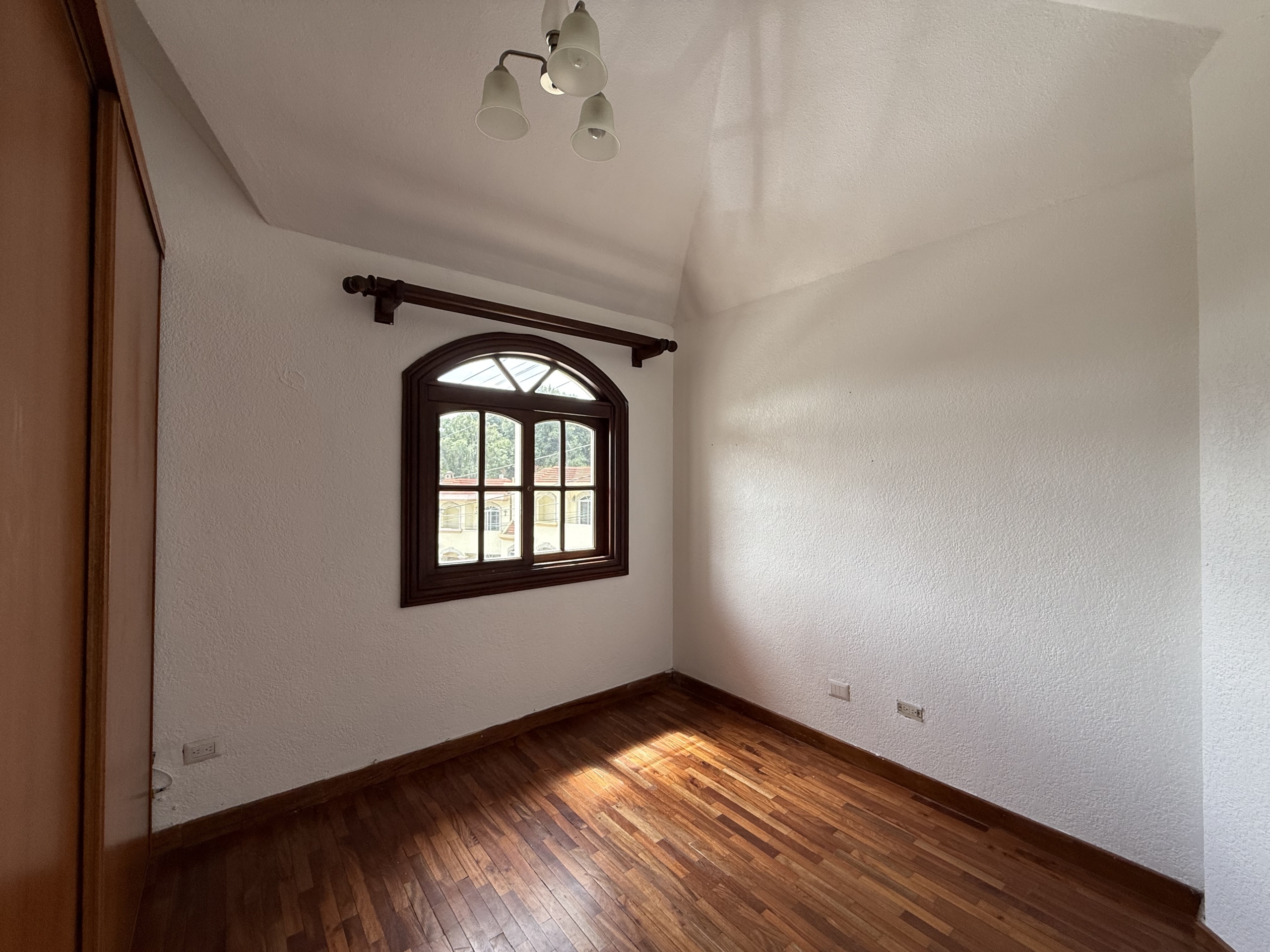 CASA EN ALQUILER EN SAN LUCAS SACATEPÉQUEZ