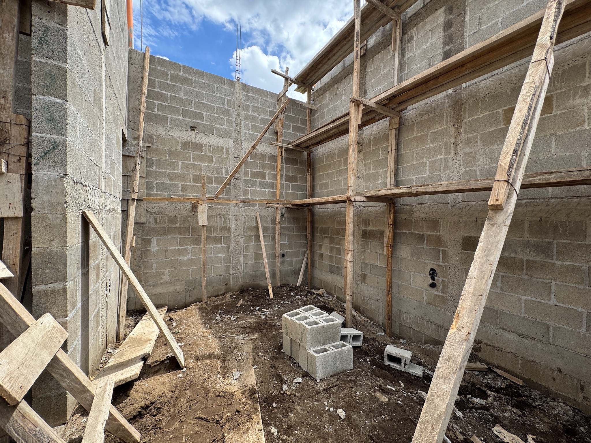 CASA EN CONSTRUCCIÓN EN VENTA EN ANTIGUA GUATEMALA