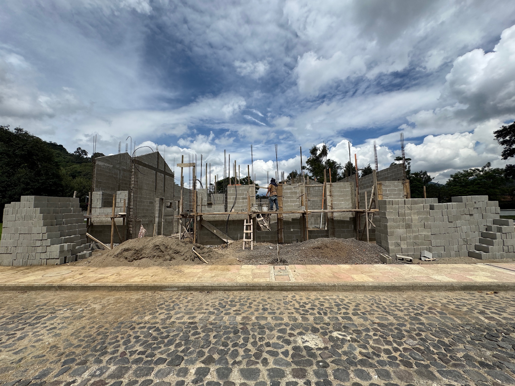 CASA EN CONSTRUCCIÓN EN VENTA EN ANTIGUA GUATEMALA