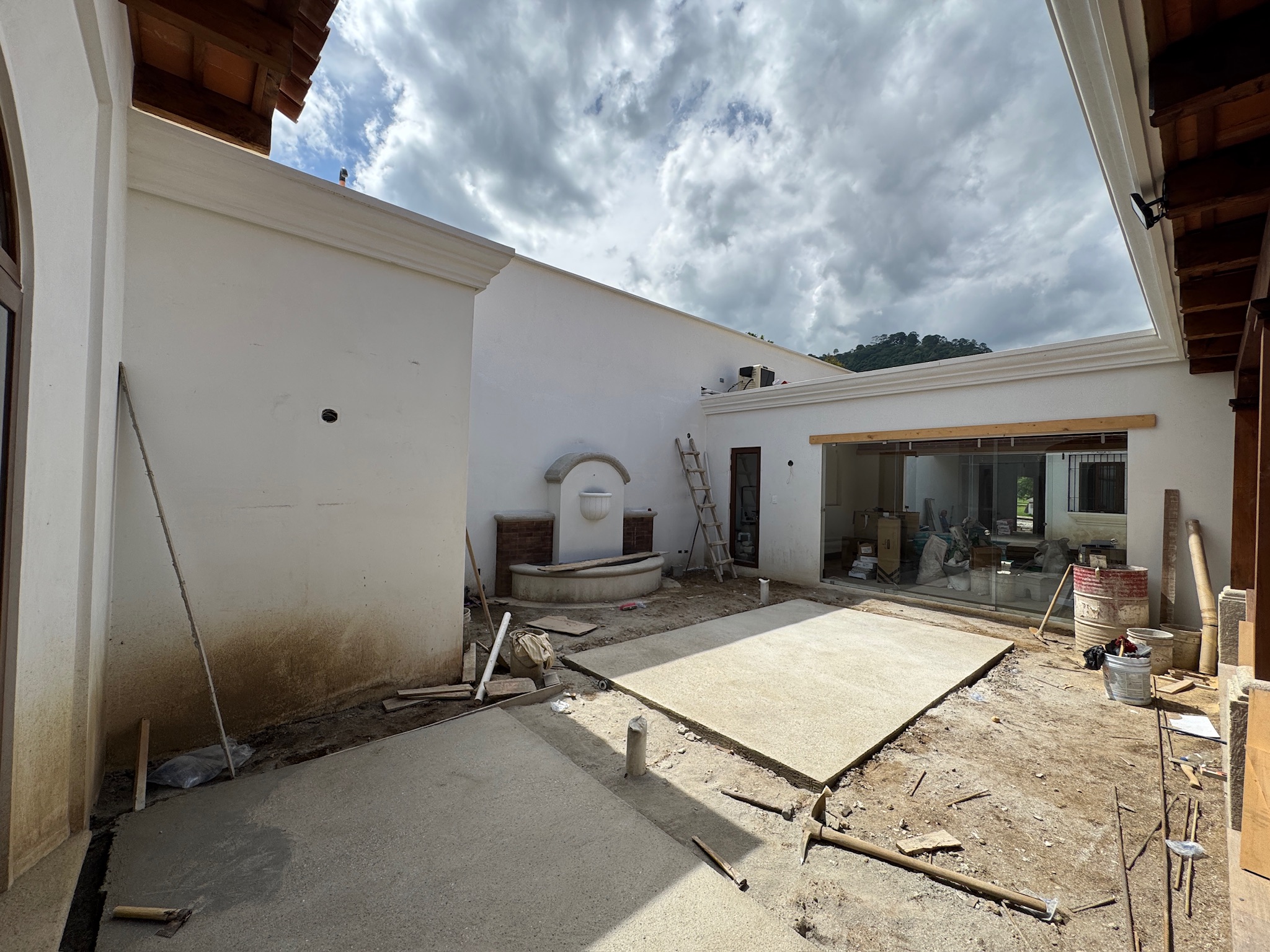 CASA EN CONSTRUCCIÓN EN VENTA EN ANTIGUA GUATEMALA