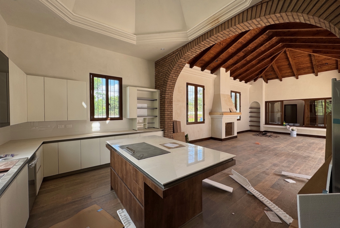 CASA EN CONSTRUCCIÓN EN VENTA EN ANTIGUA GUATEMALA