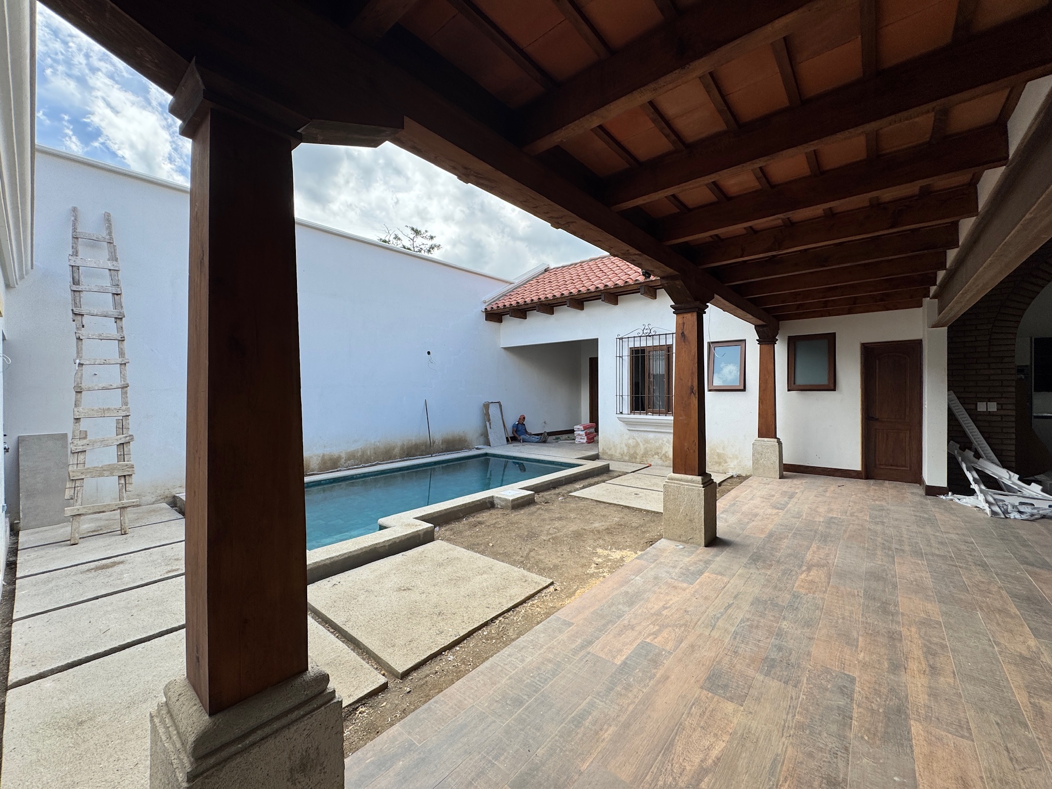 CASA EN CONSTRUCCIÓN EN VENTA EN ANTIGUA GUATEMALA