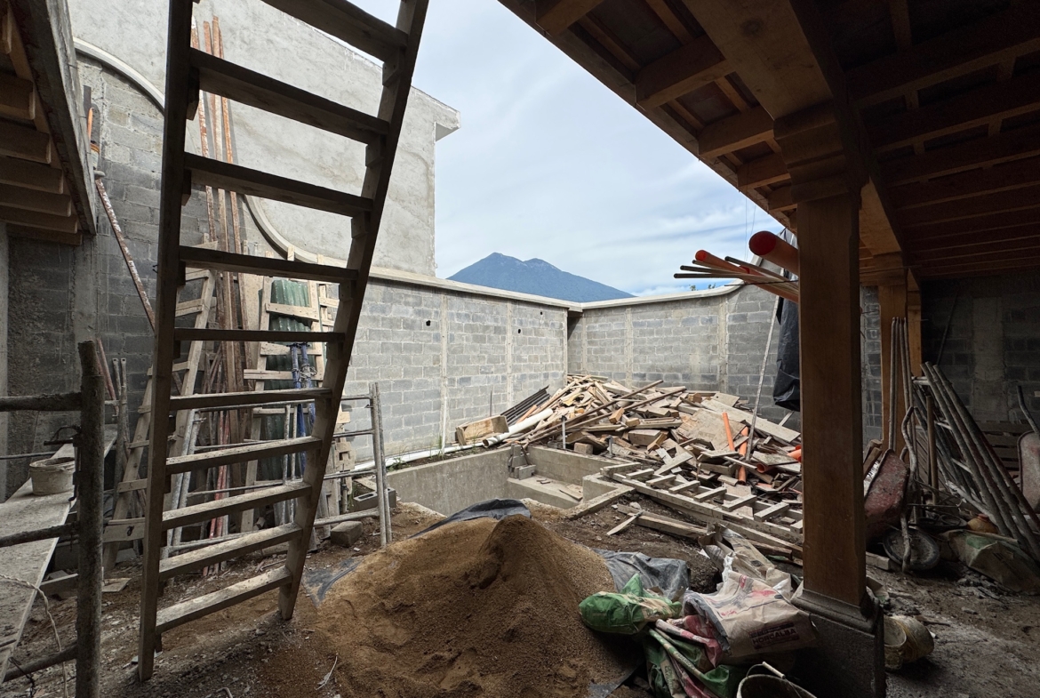 CASA EN CONSTRUCCIÓN EN VENTA EN ANTIGUA GUATEMALA