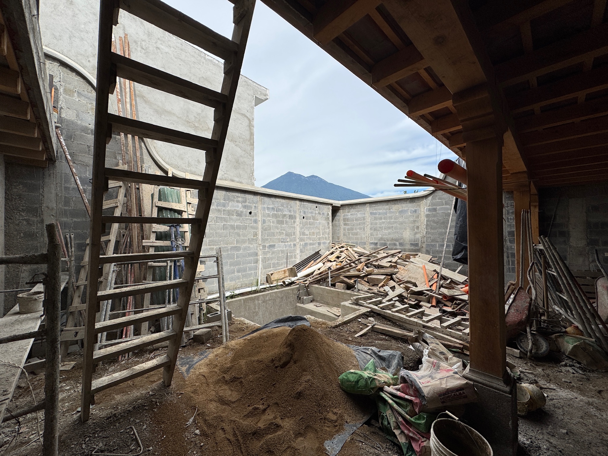 CASA EN CONSTRUCCIÓN EN VENTA EN ANTIGUA GUATEMALA