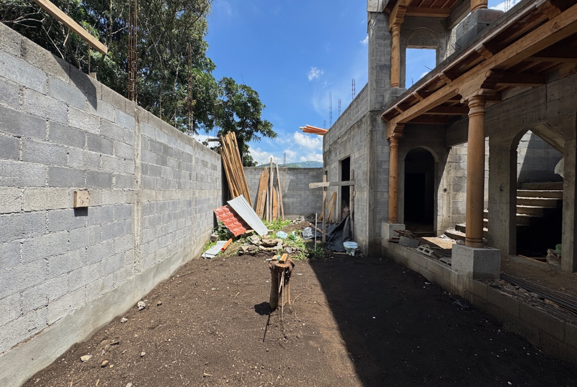 CASA EN CONSTRUCCIÓN EN VENTA EN ANTIGUA GUATEMALA